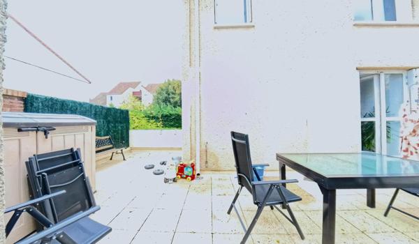 Maison/Appartement triplex 5 Pièces – 97 m² (83,45 m² Carrez) - 3 chambres + 1 ch de 19 m² dans les combles aménagées ( 6 m² carrez) - Séjour 20 m² - Cuisine semi-ouverte 9 m² - Terrasse 50 m² - Balcon 3 m² - 1 box fermé - 1 parking boxable - 1 cave