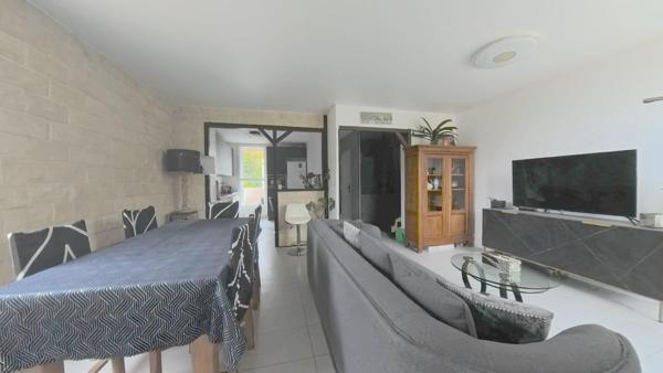 Maison/Appartement triplex 5 Pièces – 97 m² (83,45 m² Carrez) - 3 chambres + 1 ch de 19 m² dans les combles aménagées ( 6 m² carrez) - Séjour 20 m² - Cuisine semi-ouverte 9 m² - Terrasse 50 m² - Balcon 3 m² - 1 box fermé - 1 parking boxable - 1 cave