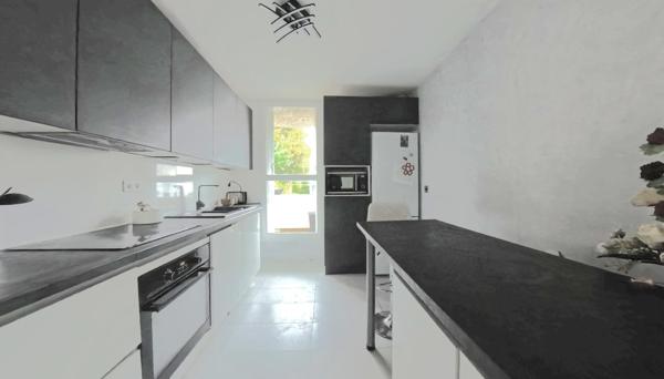 Maison/Appartement triplex 5 Pièces – 97 m² (83,45 m² Carrez) - 3 chambres + 1 ch de 19 m² dans les combles aménagées ( 6 m² carrez) - Séjour 20 m² - Cuisine semi-ouverte 9 m² - Terrasse 50 m² - Balcon 3 m² - 1 box fermé - 1 parking boxable - 1 cave