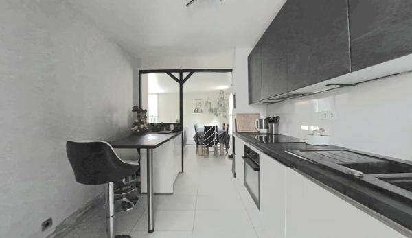 Maison/Appartement triplex 5 Pièces – 97 m² (83,45 m² Carrez) - 3 chambres + 1 ch de 19 m² dans les combles aménagées ( 6 m² carrez) - Séjour 20 m² - Cuisine semi-ouverte 9 m² - Terrasse 50 m² - Balcon 3 m² - 1 box fermé - 1 parking boxable - 1 cave