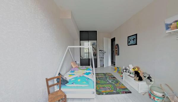 Maison/Appartement triplex 5 Pièces – 97 m² (83,45 m² Carrez) - 3 chambres + 1 ch de 19 m² dans les combles aménagées ( 6 m² carrez) - Séjour 20 m² - Cuisine semi-ouverte 9 m² - Terrasse 50 m² - Balcon 3 m² - 1 box fermé - 1 parking boxable - 1 cave