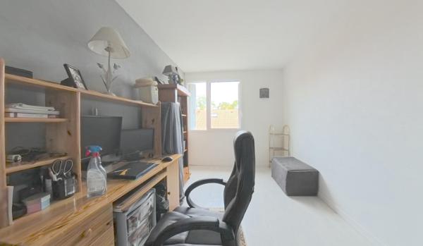 Maison/Appartement triplex 5 Pièces – 97 m² (83,45 m² Carrez) - 3 chambres + 1 ch de 19 m² dans les combles aménagées ( 6 m² carrez) - Séjour 20 m² - Cuisine semi-ouverte 9 m² - Terrasse 50 m² - Balcon 3 m² - 1 box fermé - 1 parking boxable - 1 cave