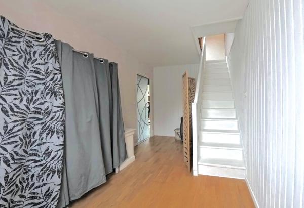 Maison/Appartement triplex 5 Pièces – 97 m² (83,45 m² Carrez) - 3 chambres + 1 ch de 19 m² dans les combles aménagées ( 6 m² carrez) - Séjour 20 m² - Cuisine semi-ouverte 9 m² - Terrasse 50 m² - Balcon 3 m² - 1 box fermé - 1 parking boxable - 1 cave