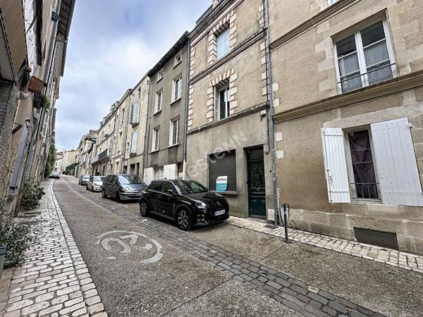 Poitiers centre-ville : charmant appartement T2 de 52 m² avec jardinet privatif, parquet ancien, cave et cuisine équipée : un petit air de campagne en plein coeur de ville !