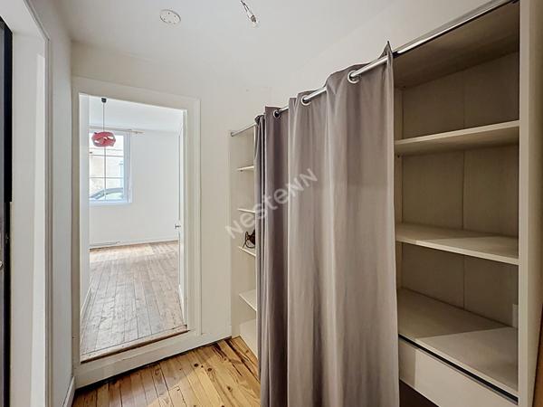 Poitiers centre-ville : charmant appartement T2 de 52 m² avec jardinet privatif, parquet ancien, cave et cuisine équipée : un petit air de campagne en plein coeur de ville !
