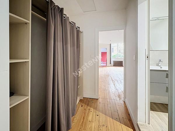 Poitiers centre-ville : charmant appartement T2 de 52 m² avec jardinet privatif, parquet ancien, cave et cuisine équipée : un petit air de campagne en plein coeur de ville !