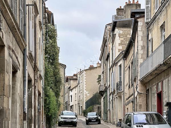 Poitiers centre-ville : charmant appartement T2 de 52 m² avec jardinet privatif, parquet ancien, cave et cuisine équipée : un petit air de campagne en plein coeur de ville !