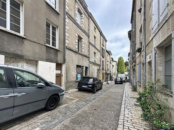 Poitiers centre-ville : charmant appartement T2 de 52 m² avec jardinet privatif, parquet ancien, cave et cuisine équipée : un petit air de campagne en plein coeur de ville !