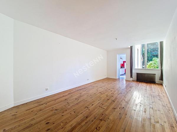 Poitiers centre-ville : charmant appartement T2 de 52 m² avec jardinet privatif, parquet ancien, cave et cuisine équipée : un petit air de campagne en plein coeur de ville !
