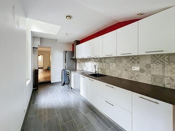 Poitiers centre-ville : charmant appartement T2 de 52 m² avec jardinet privatif, parquet ancien, cave et cuisine équipée : un petit air de campagne en plein coeur de ville !