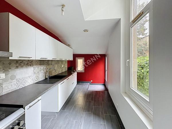Poitiers centre-ville : charmant appartement T2 de 52 m² avec jardinet privatif, parquet ancien, cave et cuisine équipée : un petit air de campagne en plein coeur de ville !