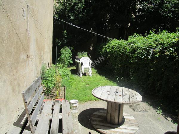 Poitiers centre-ville : charmant appartement T2 de 52 m² avec jardinet privatif, parquet ancien, cave et cuisine équipée : un petit air de campagne en plein coeur de ville !