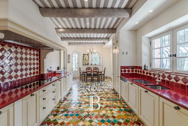 Grasse, Propriété 7 Chambres -  1 100 m² à vendre