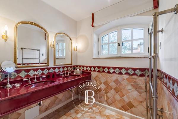 Grasse, Propriété 7 Chambres -  1 100 m² à vendre
