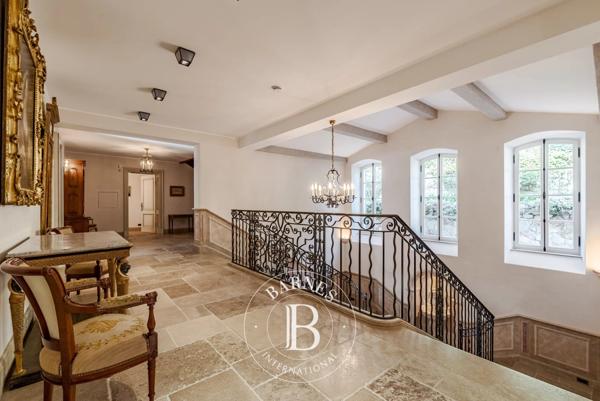 Grasse, Propriété 7 Chambres -  1 100 m² à vendre