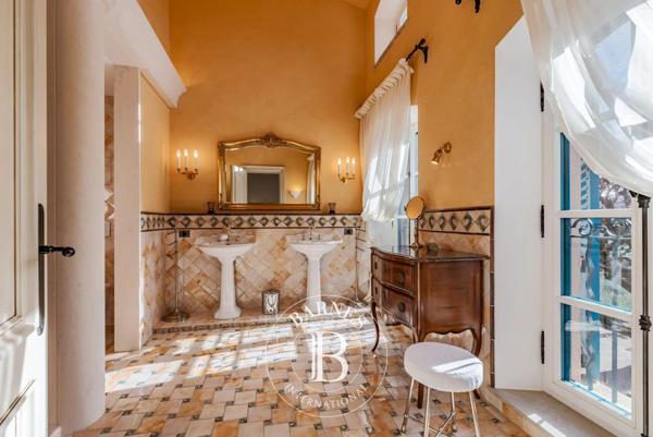Grasse, Propriété 7 Chambres -  1 100 m² à vendre