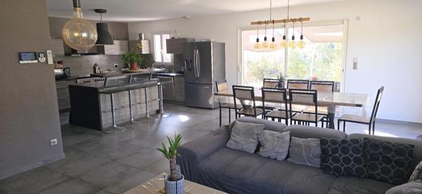 Villa T4 98 m2 sur 584 m2 de terrain avec garage et piscine