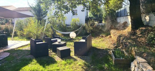 Villa T4 98 m2 sur 584 m2 de terrain avec garage et piscine