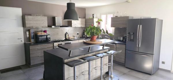 Villa T4 98 m2 sur 584 m2 de terrain avec garage et piscine