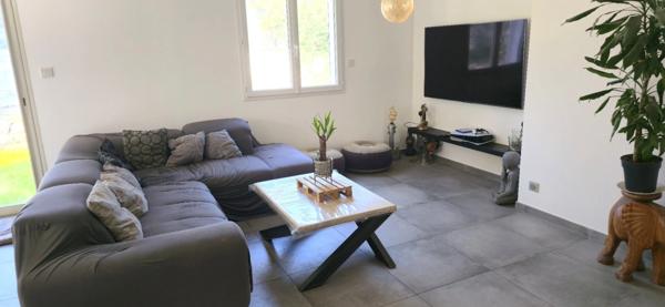 Villa T4 98 m2 sur 584 m2 de terrain avec garage et piscine