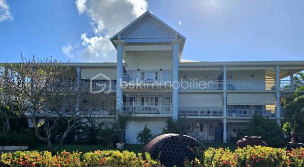 *** EXCLUSITE BSK Immobilier **

À Vendre – Superbe  Studio de 41 m2  en Rez-de-Jardin avec Terrasse et Jardin Privatif à Saint-François, Guadeloupe.

Aucun travaux à prévoir, vous n'avez qu'à poser vos valises !!!

Idéalement situé dans la station balnéaire prisée de Saint-François, à proximité immédiate de la route des plages de La Coulée en direction de la Pointe des Châteaux, cet appartement en très bon état, exceptionnel en rez-de-jardin vous offre un cadre de vie unique.

Caractéristiques du bien :

Grande pièce à vivre, lumineuse et spacieuse.
Superbe terrasse de plus de 30 m² pour profiter pleinement de vos extérieurs.
Jardin privatif arboré de 123 m² en jouissance exclusive, parfait pour des moments de détente.
Salle d'eau entièrement refaite, WC indépendants.
Cuisine neuve, aménagée et équipée.
De nombreux placards dans l’entrée pour un maximum de rangement.
Volets roulants et store occultant sur la terrasse.
Cuve tampon de 300 litres pour pallier aux coupures d'eau.


Résidence de standing :

Sécurisée, située au cœur d’un parc exceptionnel et verdoyant.
Magnifique piscine, l’une des plus grandes de Guadeloupe.
Terrain de tennis.
Places de parking.

Proximité :

À quelques pas du golf, du Casino et d’un Centre Médical.
À seulement 3 minutes de la marina et de toutes commodités.

Un bien aux multiples possibilités :
Que ce soit pour une résidence principale ou un investissement locatif, cet appartement meublé avec goût et rénové récemment saura répondre à toutes vos attentes.
Les travaux de rénovation de façades sont en cours.


Ne manquez pas cette opportunité rare de vivre au cœur de Saint-François, dans un cadre idyllique et sécurisé. Contactez moi dès maintenant pour organiser une visite !