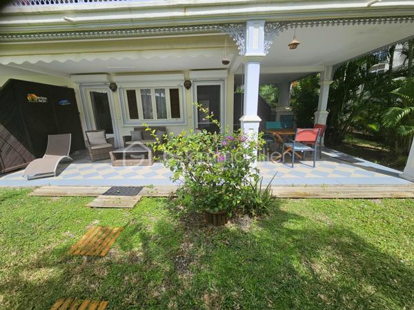 *** EXCLUSITE BSK Immobilier **

À Vendre – Superbe  Studio de 41 m2  en Rez-de-Jardin avec Terrasse et Jardin Privatif à Saint-François, Guadeloupe.

Aucun travaux à prévoir, vous n'avez qu'à poser vos valises !!!

Idéalement situé dans la station balnéaire prisée de Saint-François, à proximité immédiate de la route des plages de La Coulée en direction de la Pointe des Châteaux, cet appartement en très bon état, exceptionnel en rez-de-jardin vous offre un cadre de vie unique.

Caractéristiques du bien :

Grande pièce à vivre, lumineuse et spacieuse.
Superbe terrasse de plus de 30 m² pour profiter pleinement de vos extérieurs.
Jardin privatif arboré de 123 m² en jouissance exclusive, parfait pour des moments de détente.
Salle d'eau entièrement refaite, WC indépendants.
Cuisine neuve, aménagée et équipée.
De nombreux placards dans l’entrée pour un maximum de rangement.
Volets roulants et store occultant sur la terrasse.
Cuve tampon de 300 litres pour pallier aux coupures d'eau.


Résidence de standing :

Sécurisée, située au cœur d’un parc exceptionnel et verdoyant.
Magnifique piscine, l’une des plus grandes de Guadeloupe.
Terrain de tennis.
Places de parking.

Proximité :

À quelques pas du golf, du Casino et d’un Centre Médical.
À seulement 3 minutes de la marina et de toutes commodités.

Un bien aux multiples possibilités :
Que ce soit pour une résidence principale ou un investissement locatif, cet appartement meublé avec goût et rénové récemment saura répondre à toutes vos attentes.
Les travaux de rénovation de façades sont en cours.


Ne manquez pas cette opportunité rare de vivre au cœur de Saint-François, dans un cadre idyllique et sécurisé. Contactez moi dès maintenant pour organiser une visite !
