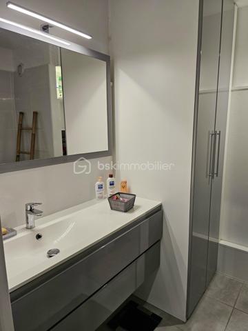 *** EXCLUSITE BSK Immobilier **

À Vendre – Superbe  Studio de 41 m2  en Rez-de-Jardin avec Terrasse et Jardin Privatif à Saint-François, Guadeloupe.

Aucun travaux à prévoir, vous n'avez qu'à poser vos valises !!!

Idéalement situé dans la station balnéaire prisée de Saint-François, à proximité immédiate de la route des plages de La Coulée en direction de la Pointe des Châteaux, cet appartement en très bon état, exceptionnel en rez-de-jardin vous offre un cadre de vie unique.

Caractéristiques du bien :

Grande pièce à vivre, lumineuse et spacieuse.
Superbe terrasse de plus de 30 m² pour profiter pleinement de vos extérieurs.
Jardin privatif arboré de 123 m² en jouissance exclusive, parfait pour des moments de détente.
Salle d'eau entièrement refaite, WC indépendants.
Cuisine neuve, aménagée et équipée.
De nombreux placards dans l’entrée pour un maximum de rangement.
Volets roulants et store occultant sur la terrasse.
Cuve tampon de 300 litres pour pallier aux coupures d'eau.


Résidence de standing :

Sécurisée, située au cœur d’un parc exceptionnel et verdoyant.
Magnifique piscine, l’une des plus grandes de Guadeloupe.
Terrain de tennis.
Places de parking.

Proximité :

À quelques pas du golf, du Casino et d’un Centre Médical.
À seulement 3 minutes de la marina et de toutes commodités.

Un bien aux multiples possibilités :
Que ce soit pour une résidence principale ou un investissement locatif, cet appartement meublé avec goût et rénové récemment saura répondre à toutes vos attentes.
Les travaux de rénovation de façades sont en cours.


Ne manquez pas cette opportunité rare de vivre au cœur de Saint-François, dans un cadre idyllique et sécurisé. Contactez moi dès maintenant pour organiser une visite !