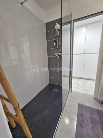 *** EXCLUSITE BSK Immobilier **

À Vendre – Superbe  Studio de 41 m2  en Rez-de-Jardin avec Terrasse et Jardin Privatif à Saint-François, Guadeloupe.

Aucun travaux à prévoir, vous n'avez qu'à poser vos valises !!!

Idéalement situé dans la station balnéaire prisée de Saint-François, à proximité immédiate de la route des plages de La Coulée en direction de la Pointe des Châteaux, cet appartement en très bon état, exceptionnel en rez-de-jardin vous offre un cadre de vie unique.

Caractéristiques du bien :

Grande pièce à vivre, lumineuse et spacieuse.
Superbe terrasse de plus de 30 m² pour profiter pleinement de vos extérieurs.
Jardin privatif arboré de 123 m² en jouissance exclusive, parfait pour des moments de détente.
Salle d'eau entièrement refaite, WC indépendants.
Cuisine neuve, aménagée et équipée.
De nombreux placards dans l’entrée pour un maximum de rangement.
Volets roulants et store occultant sur la terrasse.
Cuve tampon de 300 litres pour pallier aux coupures d'eau.


Résidence de standing :

Sécurisée, située au cœur d’un parc exceptionnel et verdoyant.
Magnifique piscine, l’une des plus grandes de Guadeloupe.
Terrain de tennis.
Places de parking.

Proximité :

À quelques pas du golf, du Casino et d’un Centre Médical.
À seulement 3 minutes de la marina et de toutes commodités.

Un bien aux multiples possibilités :
Que ce soit pour une résidence principale ou un investissement locatif, cet appartement meublé avec goût et rénové récemment saura répondre à toutes vos attentes.
Les travaux de rénovation de façades sont en cours.


Ne manquez pas cette opportunité rare de vivre au cœur de Saint-François, dans un cadre idyllique et sécurisé. Contactez moi dès maintenant pour organiser une visite !