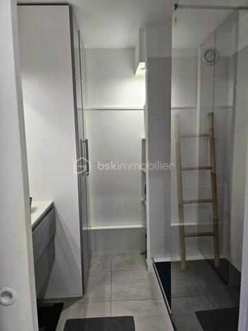 *** EXCLUSITE BSK Immobilier **

À Vendre – Superbe  Studio de 41 m2  en Rez-de-Jardin avec Terrasse et Jardin Privatif à Saint-François, Guadeloupe.

Aucun travaux à prévoir, vous n'avez qu'à poser vos valises !!!

Idéalement situé dans la station balnéaire prisée de Saint-François, à proximité immédiate de la route des plages de La Coulée en direction de la Pointe des Châteaux, cet appartement en très bon état, exceptionnel en rez-de-jardin vous offre un cadre de vie unique.

Caractéristiques du bien :

Grande pièce à vivre, lumineuse et spacieuse.
Superbe terrasse de plus de 30 m² pour profiter pleinement de vos extérieurs.
Jardin privatif arboré de 123 m² en jouissance exclusive, parfait pour des moments de détente.
Salle d'eau entièrement refaite, WC indépendants.
Cuisine neuve, aménagée et équipée.
De nombreux placards dans l’entrée pour un maximum de rangement.
Volets roulants et store occultant sur la terrasse.
Cuve tampon de 300 litres pour pallier aux coupures d'eau.


Résidence de standing :

Sécurisée, située au cœur d’un parc exceptionnel et verdoyant.
Magnifique piscine, l’une des plus grandes de Guadeloupe.
Terrain de tennis.
Places de parking.

Proximité :

À quelques pas du golf, du Casino et d’un Centre Médical.
À seulement 3 minutes de la marina et de toutes commodités.

Un bien aux multiples possibilités :
Que ce soit pour une résidence principale ou un investissement locatif, cet appartement meublé avec goût et rénové récemment saura répondre à toutes vos attentes.
Les travaux de rénovation de façades sont en cours.


Ne manquez pas cette opportunité rare de vivre au cœur de Saint-François, dans un cadre idyllique et sécurisé. Contactez moi dès maintenant pour organiser une visite !