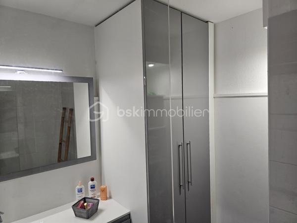 *** EXCLUSITE BSK Immobilier **

À Vendre – Superbe  Studio de 41 m2  en Rez-de-Jardin avec Terrasse et Jardin Privatif à Saint-François, Guadeloupe.

Aucun travaux à prévoir, vous n'avez qu'à poser vos valises !!!

Idéalement situé dans la station balnéaire prisée de Saint-François, à proximité immédiate de la route des plages de La Coulée en direction de la Pointe des Châteaux, cet appartement en très bon état, exceptionnel en rez-de-jardin vous offre un cadre de vie unique.

Caractéristiques du bien :

Grande pièce à vivre, lumineuse et spacieuse.
Superbe terrasse de plus de 30 m² pour profiter pleinement de vos extérieurs.
Jardin privatif arboré de 123 m² en jouissance exclusive, parfait pour des moments de détente.
Salle d'eau entièrement refaite, WC indépendants.
Cuisine neuve, aménagée et équipée.
De nombreux placards dans l’entrée pour un maximum de rangement.
Volets roulants et store occultant sur la terrasse.
Cuve tampon de 300 litres pour pallier aux coupures d'eau.


Résidence de standing :

Sécurisée, située au cœur d’un parc exceptionnel et verdoyant.
Magnifique piscine, l’une des plus grandes de Guadeloupe.
Terrain de tennis.
Places de parking.

Proximité :

À quelques pas du golf, du Casino et d’un Centre Médical.
À seulement 3 minutes de la marina et de toutes commodités.

Un bien aux multiples possibilités :
Que ce soit pour une résidence principale ou un investissement locatif, cet appartement meublé avec goût et rénové récemment saura répondre à toutes vos attentes.
Les travaux de rénovation de façades sont en cours.


Ne manquez pas cette opportunité rare de vivre au cœur de Saint-François, dans un cadre idyllique et sécurisé. Contactez moi dès maintenant pour organiser une visite !