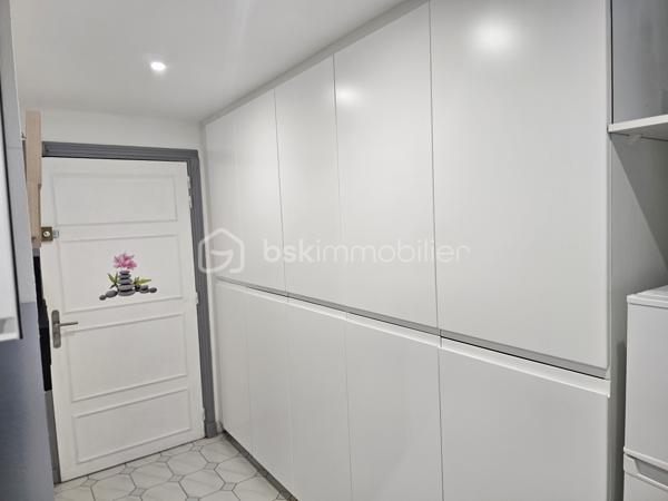 *** EXCLUSITE BSK Immobilier **

À Vendre – Superbe  Studio de 41 m2  en Rez-de-Jardin avec Terrasse et Jardin Privatif à Saint-François, Guadeloupe.

Aucun travaux à prévoir, vous n'avez qu'à poser vos valises !!!

Idéalement situé dans la station balnéaire prisée de Saint-François, à proximité immédiate de la route des plages de La Coulée en direction de la Pointe des Châteaux, cet appartement en très bon état, exceptionnel en rez-de-jardin vous offre un cadre de vie unique.

Caractéristiques du bien :

Grande pièce à vivre, lumineuse et spacieuse.
Superbe terrasse de plus de 30 m² pour profiter pleinement de vos extérieurs.
Jardin privatif arboré de 123 m² en jouissance exclusive, parfait pour des moments de détente.
Salle d'eau entièrement refaite, WC indépendants.
Cuisine neuve, aménagée et équipée.
De nombreux placards dans l’entrée pour un maximum de rangement.
Volets roulants et store occultant sur la terrasse.
Cuve tampon de 300 litres pour pallier aux coupures d'eau.


Résidence de standing :

Sécurisée, située au cœur d’un parc exceptionnel et verdoyant.
Magnifique piscine, l’une des plus grandes de Guadeloupe.
Terrain de tennis.
Places de parking.

Proximité :

À quelques pas du golf, du Casino et d’un Centre Médical.
À seulement 3 minutes de la marina et de toutes commodités.

Un bien aux multiples possibilités :
Que ce soit pour une résidence principale ou un investissement locatif, cet appartement meublé avec goût et rénové récemment saura répondre à toutes vos attentes.
Les travaux de rénovation de façades sont en cours.


Ne manquez pas cette opportunité rare de vivre au cœur de Saint-François, dans un cadre idyllique et sécurisé. Contactez moi dès maintenant pour organiser une visite !