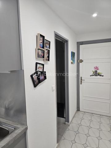 *** EXCLUSITE BSK Immobilier **

À Vendre – Superbe  Studio de 41 m2  en Rez-de-Jardin avec Terrasse et Jardin Privatif à Saint-François, Guadeloupe.

Aucun travaux à prévoir, vous n'avez qu'à poser vos valises !!!

Idéalement situé dans la station balnéaire prisée de Saint-François, à proximité immédiate de la route des plages de La Coulée en direction de la Pointe des Châteaux, cet appartement en très bon état, exceptionnel en rez-de-jardin vous offre un cadre de vie unique.

Caractéristiques du bien :

Grande pièce à vivre, lumineuse et spacieuse.
Superbe terrasse de plus de 30 m² pour profiter pleinement de vos extérieurs.
Jardin privatif arboré de 123 m² en jouissance exclusive, parfait pour des moments de détente.
Salle d'eau entièrement refaite, WC indépendants.
Cuisine neuve, aménagée et équipée.
De nombreux placards dans l’entrée pour un maximum de rangement.
Volets roulants et store occultant sur la terrasse.
Cuve tampon de 300 litres pour pallier aux coupures d'eau.


Résidence de standing :

Sécurisée, située au cœur d’un parc exceptionnel et verdoyant.
Magnifique piscine, l’une des plus grandes de Guadeloupe.
Terrain de tennis.
Places de parking.

Proximité :

À quelques pas du golf, du Casino et d’un Centre Médical.
À seulement 3 minutes de la marina et de toutes commodités.

Un bien aux multiples possibilités :
Que ce soit pour une résidence principale ou un investissement locatif, cet appartement meublé avec goût et rénové récemment saura répondre à toutes vos attentes.
Les travaux de rénovation de façades sont en cours.


Ne manquez pas cette opportunité rare de vivre au cœur de Saint-François, dans un cadre idyllique et sécurisé. Contactez moi dès maintenant pour organiser une visite !