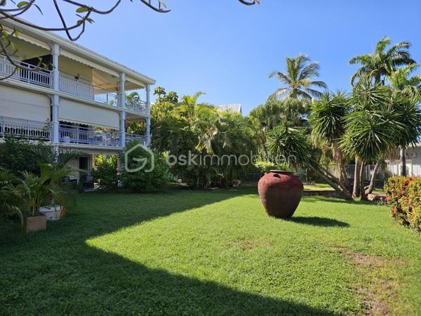 *** EXCLUSITE BSK Immobilier **

À Vendre – Superbe  Studio de 41 m2  en Rez-de-Jardin avec Terrasse et Jardin Privatif à Saint-François, Guadeloupe.

Aucun travaux à prévoir, vous n'avez qu'à poser vos valises !!!

Idéalement situé dans la station balnéaire prisée de Saint-François, à proximité immédiate de la route des plages de La Coulée en direction de la Pointe des Châteaux, cet appartement en très bon état, exceptionnel en rez-de-jardin vous offre un cadre de vie unique.

Caractéristiques du bien :

Grande pièce à vivre, lumineuse et spacieuse.
Superbe terrasse de plus de 30 m² pour profiter pleinement de vos extérieurs.
Jardin privatif arboré de 123 m² en jouissance exclusive, parfait pour des moments de détente.
Salle d'eau entièrement refaite, WC indépendants.
Cuisine neuve, aménagée et équipée.
De nombreux placards dans l’entrée pour un maximum de rangement.
Volets roulants et store occultant sur la terrasse.
Cuve tampon de 300 litres pour pallier aux coupures d'eau.


Résidence de standing :

Sécurisée, située au cœur d’un parc exceptionnel et verdoyant.
Magnifique piscine, l’une des plus grandes de Guadeloupe.
Terrain de tennis.
Places de parking.

Proximité :

À quelques pas du golf, du Casino et d’un Centre Médical.
À seulement 3 minutes de la marina et de toutes commodités.

Un bien aux multiples possibilités :
Que ce soit pour une résidence principale ou un investissement locatif, cet appartement meublé avec goût et rénové récemment saura répondre à toutes vos attentes.
Les travaux de rénovation de façades sont en cours.


Ne manquez pas cette opportunité rare de vivre au cœur de Saint-François, dans un cadre idyllique et sécurisé. Contactez moi dès maintenant pour organiser une visite !