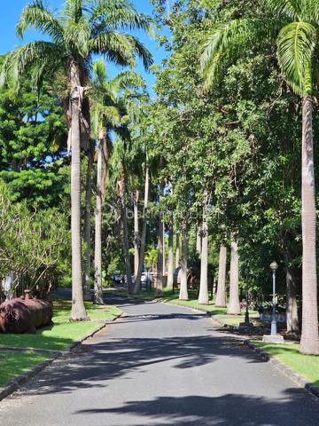 *** EXCLUSITE BSK Immobilier **

À Vendre – Superbe  Studio de 41 m2  en Rez-de-Jardin avec Terrasse et Jardin Privatif à Saint-François, Guadeloupe.

Aucun travaux à prévoir, vous n'avez qu'à poser vos valises !!!

Idéalement situé dans la station balnéaire prisée de Saint-François, à proximité immédiate de la route des plages de La Coulée en direction de la Pointe des Châteaux, cet appartement en très bon état, exceptionnel en rez-de-jardin vous offre un cadre de vie unique.

Caractéristiques du bien :

Grande pièce à vivre, lumineuse et spacieuse.
Superbe terrasse de plus de 30 m² pour profiter pleinement de vos extérieurs.
Jardin privatif arboré de 123 m² en jouissance exclusive, parfait pour des moments de détente.
Salle d'eau entièrement refaite, WC indépendants.
Cuisine neuve, aménagée et équipée.
De nombreux placards dans l’entrée pour un maximum de rangement.
Volets roulants et store occultant sur la terrasse.
Cuve tampon de 300 litres pour pallier aux coupures d'eau.


Résidence de standing :

Sécurisée, située au cœur d’un parc exceptionnel et verdoyant.
Magnifique piscine, l’une des plus grandes de Guadeloupe.
Terrain de tennis.
Places de parking.

Proximité :

À quelques pas du golf, du Casino et d’un Centre Médical.
À seulement 3 minutes de la marina et de toutes commodités.

Un bien aux multiples possibilités :
Que ce soit pour une résidence principale ou un investissement locatif, cet appartement meublé avec goût et rénové récemment saura répondre à toutes vos attentes.
Les travaux de rénovation de façades sont en cours.


Ne manquez pas cette opportunité rare de vivre au cœur de Saint-François, dans un cadre idyllique et sécurisé. Contactez moi dès maintenant pour organiser une visite !