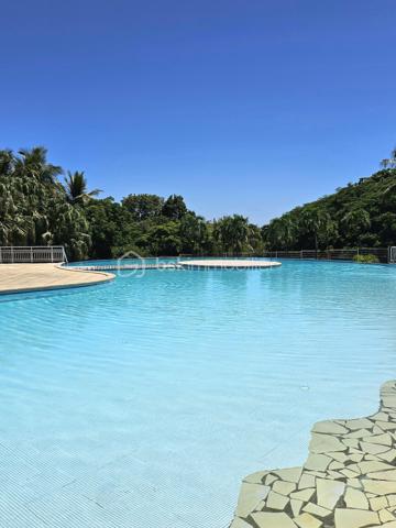 *** EXCLUSITE BSK Immobilier **

À Vendre – Superbe  Studio de 41 m2  en Rez-de-Jardin avec Terrasse et Jardin Privatif à Saint-François, Guadeloupe.

Aucun travaux à prévoir, vous n'avez qu'à poser vos valises !!!

Idéalement situé dans la station balnéaire prisée de Saint-François, à proximité immédiate de la route des plages de La Coulée en direction de la Pointe des Châteaux, cet appartement en très bon état, exceptionnel en rez-de-jardin vous offre un cadre de vie unique.

Caractéristiques du bien :

Grande pièce à vivre, lumineuse et spacieuse.
Superbe terrasse de plus de 30 m² pour profiter pleinement de vos extérieurs.
Jardin privatif arboré de 123 m² en jouissance exclusive, parfait pour des moments de détente.
Salle d'eau entièrement refaite, WC indépendants.
Cuisine neuve, aménagée et équipée.
De nombreux placards dans l’entrée pour un maximum de rangement.
Volets roulants et store occultant sur la terrasse.
Cuve tampon de 300 litres pour pallier aux coupures d'eau.


Résidence de standing :

Sécurisée, située au cœur d’un parc exceptionnel et verdoyant.
Magnifique piscine, l’une des plus grandes de Guadeloupe.
Terrain de tennis.
Places de parking.

Proximité :

À quelques pas du golf, du Casino et d’un Centre Médical.
À seulement 3 minutes de la marina et de toutes commodités.

Un bien aux multiples possibilités :
Que ce soit pour une résidence principale ou un investissement locatif, cet appartement meublé avec goût et rénové récemment saura répondre à toutes vos attentes.
Les travaux de rénovation de façades sont en cours.


Ne manquez pas cette opportunité rare de vivre au cœur de Saint-François, dans un cadre idyllique et sécurisé. Contactez moi dès maintenant pour organiser une visite !
