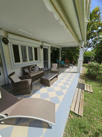 *** EXCLUSITE BSK Immobilier **

À Vendre – Superbe  Studio de 41 m2  en Rez-de-Jardin avec Terrasse et Jardin Privatif à Saint-François, Guadeloupe.

Aucun travaux à prévoir, vous n'avez qu'à poser vos valises !!!

Idéalement situé dans la station balnéaire prisée de Saint-François, à proximité immédiate de la route des plages de La Coulée en direction de la Pointe des Châteaux, cet appartement en très bon état, exceptionnel en rez-de-jardin vous offre un cadre de vie unique.

Caractéristiques du bien :

Grande pièce à vivre, lumineuse et spacieuse.
Superbe terrasse de plus de 30 m² pour profiter pleinement de vos extérieurs.
Jardin privatif arboré de 123 m² en jouissance exclusive, parfait pour des moments de détente.
Salle d'eau entièrement refaite, WC indépendants.
Cuisine neuve, aménagée et équipée.
De nombreux placards dans l’entrée pour un maximum de rangement.
Volets roulants et store occultant sur la terrasse.
Cuve tampon de 300 litres pour pallier aux coupures d'eau.


Résidence de standing :

Sécurisée, située au cœur d’un parc exceptionnel et verdoyant.
Magnifique piscine, l’une des plus grandes de Guadeloupe.
Terrain de tennis.
Places de parking.

Proximité :

À quelques pas du golf, du Casino et d’un Centre Médical.
À seulement 3 minutes de la marina et de toutes commodités.

Un bien aux multiples possibilités :
Que ce soit pour une résidence principale ou un investissement locatif, cet appartement meublé avec goût et rénové récemment saura répondre à toutes vos attentes.
Les travaux de rénovation de façades sont en cours.


Ne manquez pas cette opportunité rare de vivre au cœur de Saint-François, dans un cadre idyllique et sécurisé. Contactez moi dès maintenant pour organiser une visite !
