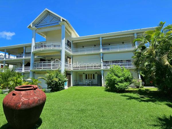 *** EXCLUSITE BSK Immobilier **

À Vendre – Superbe  Studio de 41 m2  en Rez-de-Jardin avec Terrasse et Jardin Privatif à Saint-François, Guadeloupe.

Aucun travaux à prévoir, vous n'avez qu'à poser vos valises !!!

Idéalement situé dans la station balnéaire prisée de Saint-François, à proximité immédiate de la route des plages de La Coulée en direction de la Pointe des Châteaux, cet appartement en très bon état, exceptionnel en rez-de-jardin vous offre un cadre de vie unique.

Caractéristiques du bien :

Grande pièce à vivre, lumineuse et spacieuse.
Superbe terrasse de plus de 30 m² pour profiter pleinement de vos extérieurs.
Jardin privatif arboré de 123 m² en jouissance exclusive, parfait pour des moments de détente.
Salle d'eau entièrement refaite, WC indépendants.
Cuisine neuve, aménagée et équipée.
De nombreux placards dans l’entrée pour un maximum de rangement.
Volets roulants et store occultant sur la terrasse.
Cuve tampon de 300 litres pour pallier aux coupures d'eau.


Résidence de standing :

Sécurisée, située au cœur d’un parc exceptionnel et verdoyant.
Magnifique piscine, l’une des plus grandes de Guadeloupe.
Terrain de tennis.
Places de parking.

Proximité :

À quelques pas du golf, du Casino et d’un Centre Médical.
À seulement 3 minutes de la marina et de toutes commodités.

Un bien aux multiples possibilités :
Que ce soit pour une résidence principale ou un investissement locatif, cet appartement meublé avec goût et rénové récemment saura répondre à toutes vos attentes.
Les travaux de rénovation de façades sont en cours.


Ne manquez pas cette opportunité rare de vivre au cœur de Saint-François, dans un cadre idyllique et sécurisé. Contactez moi dès maintenant pour organiser une visite !