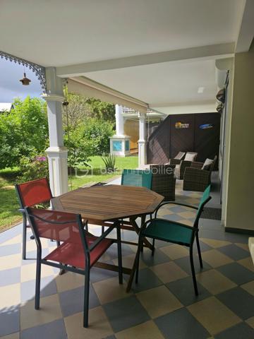 *** EXCLUSITE BSK Immobilier **

À Vendre – Superbe  Studio de 41 m2  en Rez-de-Jardin avec Terrasse et Jardin Privatif à Saint-François, Guadeloupe.

Aucun travaux à prévoir, vous n'avez qu'à poser vos valises !!!

Idéalement situé dans la station balnéaire prisée de Saint-François, à proximité immédiate de la route des plages de La Coulée en direction de la Pointe des Châteaux, cet appartement en très bon état, exceptionnel en rez-de-jardin vous offre un cadre de vie unique.

Caractéristiques du bien :

Grande pièce à vivre, lumineuse et spacieuse.
Superbe terrasse de plus de 30 m² pour profiter pleinement de vos extérieurs.
Jardin privatif arboré de 123 m² en jouissance exclusive, parfait pour des moments de détente.
Salle d'eau entièrement refaite, WC indépendants.
Cuisine neuve, aménagée et équipée.
De nombreux placards dans l’entrée pour un maximum de rangement.
Volets roulants et store occultant sur la terrasse.
Cuve tampon de 300 litres pour pallier aux coupures d'eau.


Résidence de standing :

Sécurisée, située au cœur d’un parc exceptionnel et verdoyant.
Magnifique piscine, l’une des plus grandes de Guadeloupe.
Terrain de tennis.
Places de parking.

Proximité :

À quelques pas du golf, du Casino et d’un Centre Médical.
À seulement 3 minutes de la marina et de toutes commodités.

Un bien aux multiples possibilités :
Que ce soit pour une résidence principale ou un investissement locatif, cet appartement meublé avec goût et rénové récemment saura répondre à toutes vos attentes.
Les travaux de rénovation de façades sont en cours.


Ne manquez pas cette opportunité rare de vivre au cœur de Saint-François, dans un cadre idyllique et sécurisé. Contactez moi dès maintenant pour organiser une visite !