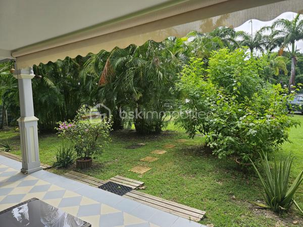 *** EXCLUSITE BSK Immobilier **

À Vendre – Superbe  Studio de 41 m2  en Rez-de-Jardin avec Terrasse et Jardin Privatif à Saint-François, Guadeloupe.

Aucun travaux à prévoir, vous n'avez qu'à poser vos valises !!!

Idéalement situé dans la station balnéaire prisée de Saint-François, à proximité immédiate de la route des plages de La Coulée en direction de la Pointe des Châteaux, cet appartement en très bon état, exceptionnel en rez-de-jardin vous offre un cadre de vie unique.

Caractéristiques du bien :

Grande pièce à vivre, lumineuse et spacieuse.
Superbe terrasse de plus de 30 m² pour profiter pleinement de vos extérieurs.
Jardin privatif arboré de 123 m² en jouissance exclusive, parfait pour des moments de détente.
Salle d'eau entièrement refaite, WC indépendants.
Cuisine neuve, aménagée et équipée.
De nombreux placards dans l’entrée pour un maximum de rangement.
Volets roulants et store occultant sur la terrasse.
Cuve tampon de 300 litres pour pallier aux coupures d'eau.


Résidence de standing :

Sécurisée, située au cœur d’un parc exceptionnel et verdoyant.
Magnifique piscine, l’une des plus grandes de Guadeloupe.
Terrain de tennis.
Places de parking.

Proximité :

À quelques pas du golf, du Casino et d’un Centre Médical.
À seulement 3 minutes de la marina et de toutes commodités.

Un bien aux multiples possibilités :
Que ce soit pour une résidence principale ou un investissement locatif, cet appartement meublé avec goût et rénové récemment saura répondre à toutes vos attentes.
Les travaux de rénovation de façades sont en cours.


Ne manquez pas cette opportunité rare de vivre au cœur de Saint-François, dans un cadre idyllique et sécurisé. Contactez moi dès maintenant pour organiser une visite !