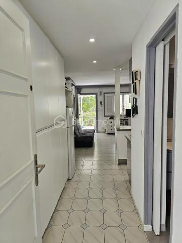 *** EXCLUSITE BSK Immobilier **

À Vendre – Superbe  Studio de 41 m2  en Rez-de-Jardin avec Terrasse et Jardin Privatif à Saint-François, Guadeloupe.

Aucun travaux à prévoir, vous n'avez qu'à poser vos valises !!!

Idéalement situé dans la station balnéaire prisée de Saint-François, à proximité immédiate de la route des plages de La Coulée en direction de la Pointe des Châteaux, cet appartement en très bon état, exceptionnel en rez-de-jardin vous offre un cadre de vie unique.

Caractéristiques du bien :

Grande pièce à vivre, lumineuse et spacieuse.
Superbe terrasse de plus de 30 m² pour profiter pleinement de vos extérieurs.
Jardin privatif arboré de 123 m² en jouissance exclusive, parfait pour des moments de détente.
Salle d'eau entièrement refaite, WC indépendants.
Cuisine neuve, aménagée et équipée.
De nombreux placards dans l’entrée pour un maximum de rangement.
Volets roulants et store occultant sur la terrasse.
Cuve tampon de 300 litres pour pallier aux coupures d'eau.


Résidence de standing :

Sécurisée, située au cœur d’un parc exceptionnel et verdoyant.
Magnifique piscine, l’une des plus grandes de Guadeloupe.
Terrain de tennis.
Places de parking.

Proximité :

À quelques pas du golf, du Casino et d’un Centre Médical.
À seulement 3 minutes de la marina et de toutes commodités.

Un bien aux multiples possibilités :
Que ce soit pour une résidence principale ou un investissement locatif, cet appartement meublé avec goût et rénové récemment saura répondre à toutes vos attentes.
Les travaux de rénovation de façades sont en cours.


Ne manquez pas cette opportunité rare de vivre au cœur de Saint-François, dans un cadre idyllique et sécurisé. Contactez moi dès maintenant pour organiser une visite !