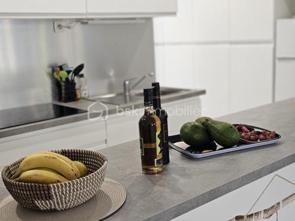*** EXCLUSITE BSK Immobilier **

À Vendre – Superbe  Studio de 41 m2  en Rez-de-Jardin avec Terrasse et Jardin Privatif à Saint-François, Guadeloupe.

Aucun travaux à prévoir, vous n'avez qu'à poser vos valises !!!

Idéalement situé dans la station balnéaire prisée de Saint-François, à proximité immédiate de la route des plages de La Coulée en direction de la Pointe des Châteaux, cet appartement en très bon état, exceptionnel en rez-de-jardin vous offre un cadre de vie unique.

Caractéristiques du bien :

Grande pièce à vivre, lumineuse et spacieuse.
Superbe terrasse de plus de 30 m² pour profiter pleinement de vos extérieurs.
Jardin privatif arboré de 123 m² en jouissance exclusive, parfait pour des moments de détente.
Salle d'eau entièrement refaite, WC indépendants.
Cuisine neuve, aménagée et équipée.
De nombreux placards dans l’entrée pour un maximum de rangement.
Volets roulants et store occultant sur la terrasse.
Cuve tampon de 300 litres pour pallier aux coupures d'eau.


Résidence de standing :

Sécurisée, située au cœur d’un parc exceptionnel et verdoyant.
Magnifique piscine, l’une des plus grandes de Guadeloupe.
Terrain de tennis.
Places de parking.

Proximité :

À quelques pas du golf, du Casino et d’un Centre Médical.
À seulement 3 minutes de la marina et de toutes commodités.

Un bien aux multiples possibilités :
Que ce soit pour une résidence principale ou un investissement locatif, cet appartement meublé avec goût et rénové récemment saura répondre à toutes vos attentes.
Les travaux de rénovation de façades sont en cours.


Ne manquez pas cette opportunité rare de vivre au cœur de Saint-François, dans un cadre idyllique et sécurisé. Contactez moi dès maintenant pour organiser une visite !