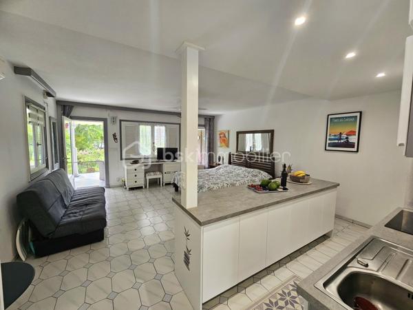 *** EXCLUSITE BSK Immobilier **

À Vendre – Superbe  Studio de 41 m2  en Rez-de-Jardin avec Terrasse et Jardin Privatif à Saint-François, Guadeloupe.

Aucun travaux à prévoir, vous n'avez qu'à poser vos valises !!!

Idéalement situé dans la station balnéaire prisée de Saint-François, à proximité immédiate de la route des plages de La Coulée en direction de la Pointe des Châteaux, cet appartement en très bon état, exceptionnel en rez-de-jardin vous offre un cadre de vie unique.

Caractéristiques du bien :

Grande pièce à vivre, lumineuse et spacieuse.
Superbe terrasse de plus de 30 m² pour profiter pleinement de vos extérieurs.
Jardin privatif arboré de 123 m² en jouissance exclusive, parfait pour des moments de détente.
Salle d'eau entièrement refaite, WC indépendants.
Cuisine neuve, aménagée et équipée.
De nombreux placards dans l’entrée pour un maximum de rangement.
Volets roulants et store occultant sur la terrasse.
Cuve tampon de 300 litres pour pallier aux coupures d'eau.


Résidence de standing :

Sécurisée, située au cœur d’un parc exceptionnel et verdoyant.
Magnifique piscine, l’une des plus grandes de Guadeloupe.
Terrain de tennis.
Places de parking.

Proximité :

À quelques pas du golf, du Casino et d’un Centre Médical.
À seulement 3 minutes de la marina et de toutes commodités.

Un bien aux multiples possibilités :
Que ce soit pour une résidence principale ou un investissement locatif, cet appartement meublé avec goût et rénové récemment saura répondre à toutes vos attentes.
Les travaux de rénovation de façades sont en cours.


Ne manquez pas cette opportunité rare de vivre au cœur de Saint-François, dans un cadre idyllique et sécurisé. Contactez moi dès maintenant pour organiser une visite !