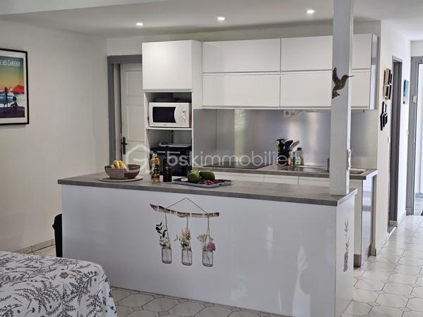 *** EXCLUSITE BSK Immobilier **

À Vendre – Superbe  Studio de 41 m2  en Rez-de-Jardin avec Terrasse et Jardin Privatif à Saint-François, Guadeloupe.

Aucun travaux à prévoir, vous n'avez qu'à poser vos valises !!!

Idéalement situé dans la station balnéaire prisée de Saint-François, à proximité immédiate de la route des plages de La Coulée en direction de la Pointe des Châteaux, cet appartement en très bon état, exceptionnel en rez-de-jardin vous offre un cadre de vie unique.

Caractéristiques du bien :

Grande pièce à vivre, lumineuse et spacieuse.
Superbe terrasse de plus de 30 m² pour profiter pleinement de vos extérieurs.
Jardin privatif arboré de 123 m² en jouissance exclusive, parfait pour des moments de détente.
Salle d'eau entièrement refaite, WC indépendants.
Cuisine neuve, aménagée et équipée.
De nombreux placards dans l’entrée pour un maximum de rangement.
Volets roulants et store occultant sur la terrasse.
Cuve tampon de 300 litres pour pallier aux coupures d'eau.


Résidence de standing :

Sécurisée, située au cœur d’un parc exceptionnel et verdoyant.
Magnifique piscine, l’une des plus grandes de Guadeloupe.
Terrain de tennis.
Places de parking.

Proximité :

À quelques pas du golf, du Casino et d’un Centre Médical.
À seulement 3 minutes de la marina et de toutes commodités.

Un bien aux multiples possibilités :
Que ce soit pour une résidence principale ou un investissement locatif, cet appartement meublé avec goût et rénové récemment saura répondre à toutes vos attentes.
Les travaux de rénovation de façades sont en cours.


Ne manquez pas cette opportunité rare de vivre au cœur de Saint-François, dans un cadre idyllique et sécurisé. Contactez moi dès maintenant pour organiser une visite !