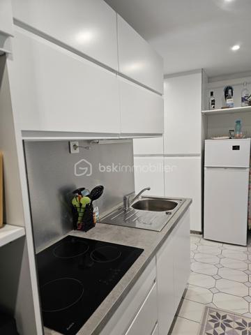 *** EXCLUSITE BSK Immobilier **

À Vendre – Superbe  Studio de 41 m2  en Rez-de-Jardin avec Terrasse et Jardin Privatif à Saint-François, Guadeloupe.

Aucun travaux à prévoir, vous n'avez qu'à poser vos valises !!!

Idéalement situé dans la station balnéaire prisée de Saint-François, à proximité immédiate de la route des plages de La Coulée en direction de la Pointe des Châteaux, cet appartement en très bon état, exceptionnel en rez-de-jardin vous offre un cadre de vie unique.

Caractéristiques du bien :

Grande pièce à vivre, lumineuse et spacieuse.
Superbe terrasse de plus de 30 m² pour profiter pleinement de vos extérieurs.
Jardin privatif arboré de 123 m² en jouissance exclusive, parfait pour des moments de détente.
Salle d'eau entièrement refaite, WC indépendants.
Cuisine neuve, aménagée et équipée.
De nombreux placards dans l’entrée pour un maximum de rangement.
Volets roulants et store occultant sur la terrasse.
Cuve tampon de 300 litres pour pallier aux coupures d'eau.


Résidence de standing :

Sécurisée, située au cœur d’un parc exceptionnel et verdoyant.
Magnifique piscine, l’une des plus grandes de Guadeloupe.
Terrain de tennis.
Places de parking.

Proximité :

À quelques pas du golf, du Casino et d’un Centre Médical.
À seulement 3 minutes de la marina et de toutes commodités.

Un bien aux multiples possibilités :
Que ce soit pour une résidence principale ou un investissement locatif, cet appartement meublé avec goût et rénové récemment saura répondre à toutes vos attentes.
Les travaux de rénovation de façades sont en cours.


Ne manquez pas cette opportunité rare de vivre au cœur de Saint-François, dans un cadre idyllique et sécurisé. Contactez moi dès maintenant pour organiser une visite !