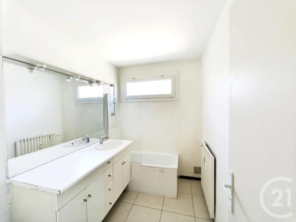 Appartement F4 à vendre  4 pièces - 79,69 m 2   LA GARDE  - 83