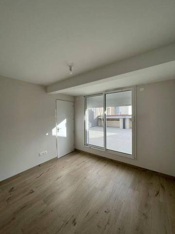 REF 12107 - F4 ENTIEREMENT REFAIT A NEUF AVEC TERRASSE