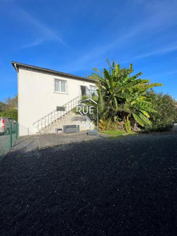 86270 LA ROCHE POSAY Immeuble La Roche Posay 2 appartements 1 local commercial