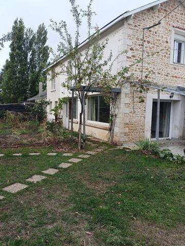 ATOUT DE TAILLE MAISON PRINCIPALE AVEC LOCATION POSSIBLE CENTRE VILLE DE STE RADEGONDE AVEC PROXIMITE ECOLE COMMERCES