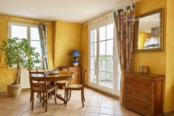 Cergy (95000) Rare à la vente – Appartement T4 avec terrasse, plein Sud-Ouest, face au port de Cergy et à l’Oise.