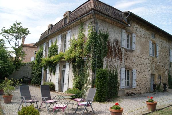 Vaste maison de caractère, maison annexe attenante et parc à Abzac, proche Confolens
